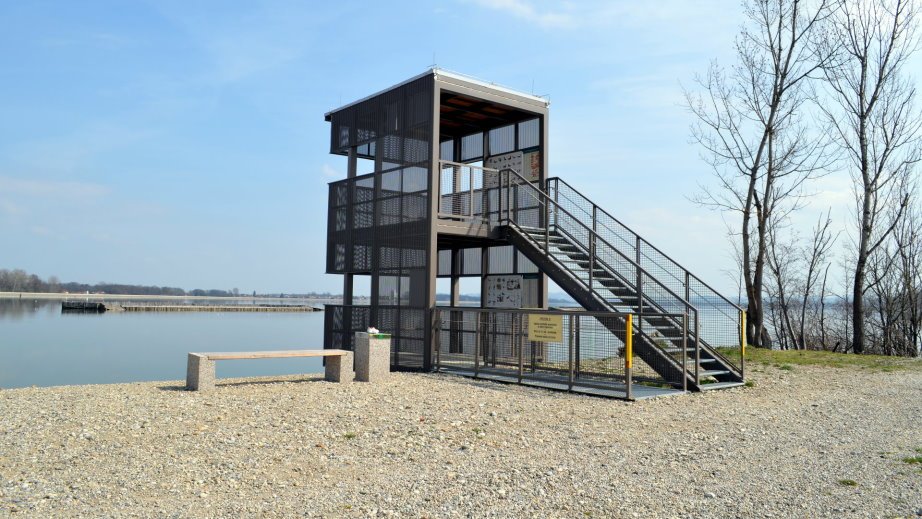 Opazovalni stolp na desnem bregu Ptujskega jezera