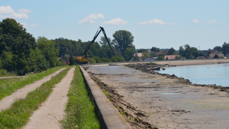 Sludge digging on Lake Ptuj (2)