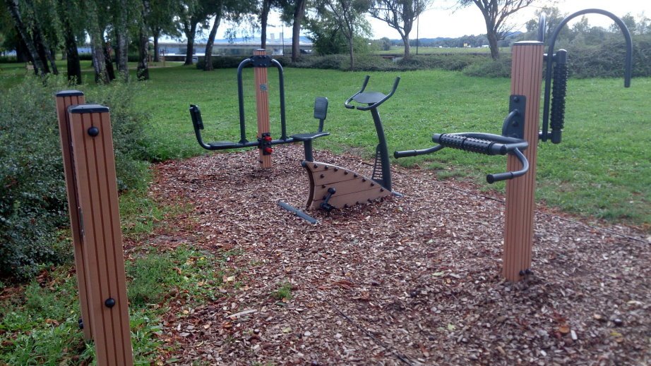 Outdoor fitness in the park (2)